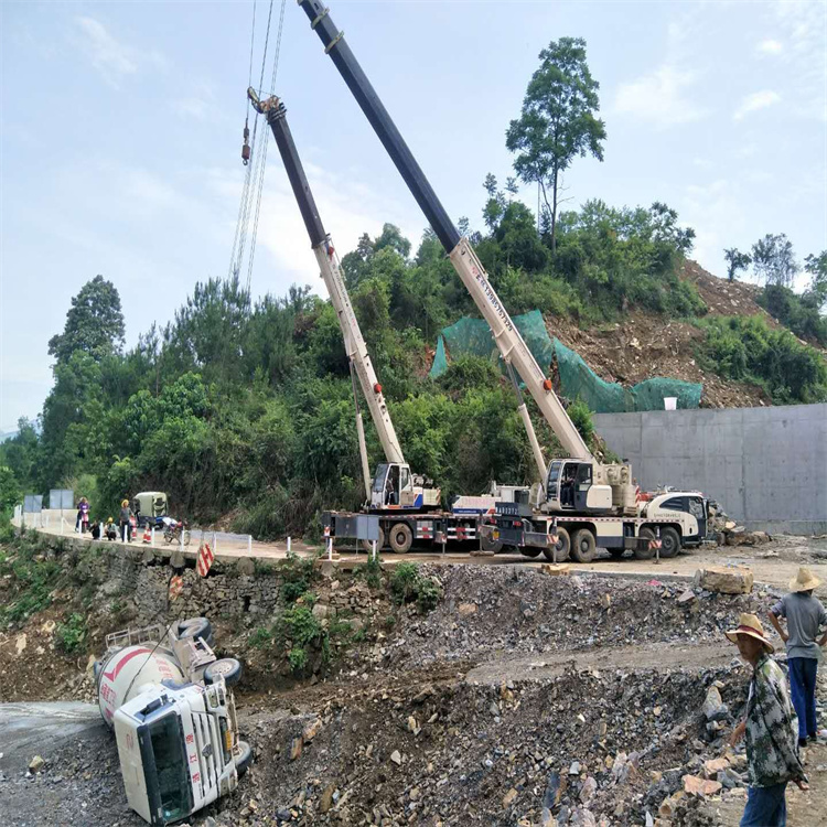 闽侯县汽车掉沟里叫吊车救援要多少钱